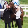 Trainer Sascha Smrczek, Encki Ganbat und Betreuerin Vanessa Wutke mit Clever Candy nach ihrem Listentreffer im Sauren Dachfonds-Rennen. ©galoppfoto - Sandra Scherning