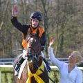 Andrasch Starke auf dem ersten Gruppe-Sieger der Saison: Amaron gewinnt die wettmeister Frühjahrsmeile. Foto: Ursula Stüwe-Schmitz