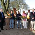 Der von Etürk Kurdu (3. v. l.) trainierte Big Hunter ist der 'NRZ-Galopper des Jahres 2011'. www.duesseldorf-galopp.de - Tuchel