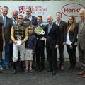 Siegerehrung mit Andrasch Starke, Gregot Baum, Trainer Paul Harley und Peter M. Endres, Präsident Düsseldorfer Rennverin. Foto Gabriele Suhr