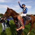 Die Sieger lassen sich auf dem Geläuf feiern: Empoli und Adrie de Vries mit Ilke Hildebrand am Führzügel nach dem 52. Preis von Europa. www.galoppfoto.de - Sandra Scherning