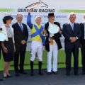 Siegerehrung für den Stall Ullmann, Jockey Filip Minarik und Trainer Jean-Pierre Carvalho. Foto: Dr. Jens Fuchs