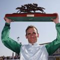 Hat schwer zu tragen am Ehrenpreis für seinen Derbysieg Nummer 6: Jockey Andrasch Starke. www.galoppfoto.de - Frank Sorge
