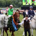 Zwischen den Schimmeln: Derbysieger Isfahan mit Dario Vargiu und Betreuer Kevin John Gatley. www.galoppfoto.de - Sabine Brose