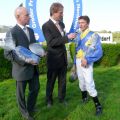 Jockey Adrie de Vries und Trainer Jens Hirschberger im Interview mit Daniel Delius. Foto Gabriele Suhr