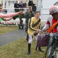 Jockey Eduardo Pedroza bekommt nach seinem ersten Derbysieg mit Laccario eine Sektdusche von den Kollgen. www.galoppfoto.de 