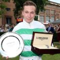 Jockey Luke Morris im Portrait mit den zum Renntitel passenden Ehrenpreisen nach dem Longines 131. Großen Preis von Berlin. ©galoppfoto - Frank Sorge