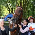 Die Siegerin Laurette mit Jockey Daniele Porcu und Birgit Stoltefuß (links) in Vertretung von Trainer Peter Schiergen. Foto: Dr. Jens Fuchs