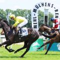 Der englische Gast Maljoom (Stevie Donohoe) hat Rocchigiani (Bauyrzhan Murzabayev) im ersten klassischen Rennen der Saison mit großem Speed noch überholt. ©galoppfoto - Sandra Scherning