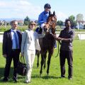 Für seine Besitzerin Petra Stucke ist Namos das erste Rennpferd überhaupt - ein echter Glücksfall! Auf dem Geläuf nach der Silbernen Peitsche in Baden-Baden mit Trainer Dominik Moser und Jockey  mit Wladimir Panov. www.galoppfoto.de - Sarah Bauer