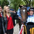 Ricarda Miebach, Enkeltochter des Gestütseigners Hans-Hugo Miebach, mit der St.Leger-Siegerin Near England, Trainer Markus Klug und Jockey Andreas Helfenbein. Foto: Dr. Jens Fuchs