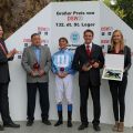 Siegerehrung für den St. Leger-Sieg von Gestüt Wittekindshofs Near England mit Ricarda Miebach, Enkeltochter des Gestütseigners Hans-Hugo Miebach, Gestütsleiter Karl Jörg (l.), Jockey Andreas Helfenbein und Trainer Markus Klug. Foto: Dr. Jens Fuchs