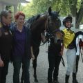 Besitzerpaar R. Ehrenhofer und Frau S. Zels mit Giant Cat und Jockey Maxim Pecheur. Foto Suhr