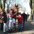 Sieger Lavallo mit Besitzer W. Bartel, Jockey Alex Pietsch und Trainer Waldemar Hickst. Foto Suhr
