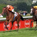 Die 160:10-Außenseiterin Penelopa (links) setzt sich mit Eduardo Pedroza gegen die aus England angereise Favoritin Secret Gesture (rechts) in den Farben von Qatar Racing Ltd. und Newsells Park Stud durch. www.galoppfoto.de - Sebastian Höger