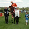 Das Siegerteam auf dem Geläuf: Penelopa mit Trainer Miltcho Mintchev und Jockey Eduardo Pedroza. Foto: Gabriele Suhr