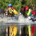 Pferde und Jockeys im See. Sieger Kazzio mit Cevin Chan links. www.galoppfoto.de - Frank Sorge