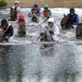 Pferde und Jockeys im See - der spätere Sieger Falconettei mit Cevin Chan ganz rechts. www.galoppfoto.de - Frank Sorge