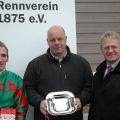 Siegerehrung mit Andrasch Starke, Trainer Ralf Rohne, Reinhard Ording vom Rennverein Neuss. Foto: Gabriele Suhr