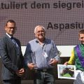 Siegerehrung für den Erfolg mit Aspasius mit Besitzer Wolfgang Heymann (3. v. l.) und Jockey Stephen Hellyn. www.galoppfoto.de - Sarah Bauer