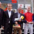  Siegerehrung für Ito nach dem Preis von Engel & Völkers Commercial Mülheim: (von links) Rennvereins-Präsident Hans-Martin Schlebusch, als Sponsor Christoph Holschbach , Trainer Jean-Pierre Carvalho, Jockey Filip Minarik und Gina Holschbach. www.muelheim-galopp.de - Redaktion MSPW