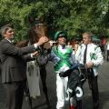 Sea The Moon mit Trainer Markus Klug und Jockey Andreas Helfenbein. Foto Gabriele Suhr