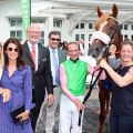 Sisfahan mit Andrasch Starke, Racingmanager Holger Faust (rechts), Trainerfrau Natascha Grewe am Führzügel sowie die Besitzer Dr. Stefan Oschmann mit Ehefrau Shahpar (2.u.3.v.l.) und Michael Motschmann (im Hintergrund) mit Ehefrau Sabine (l.). ©galoppfoto - Frank Sorge