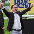 Trainer Andreas Suborics jubelt nach dem Sieg von Quantanamera im Preis der Winterkönigin. ©galoppfoto - Sarah Bauer