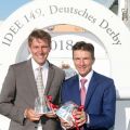 Trainer Markus Klug (links) und Jockey Adrie de Vries nach dem Sieg im IDEE 149. Deutsches Derby. www.galoppfoto.de - Frank Sorge