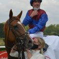 Frankie Dettori und Miss Yoda im Blitzlichtgewitter der Fotografen. Foto: Ursula Stüwe-Schmitt