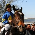 Premiere: Erster Gruppesieg für Jockey ockey Bayarsaikhan "Encki" Ganbat. Foto: Dr. Jens Fuchs