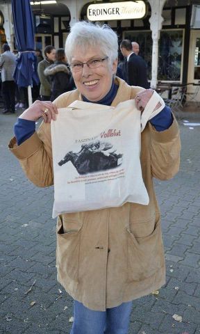 Mit Herzblut für Vollblut: Gaby Suhr mit der passenden Tasche von Silvia Göldner ... Foto: privat