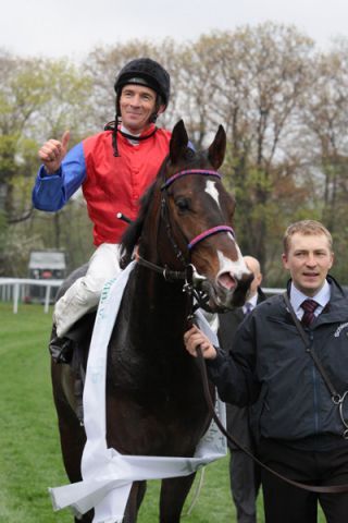 Der Schlenderhaner Illo mit Adrie de Vries gewinnt das erste Grupperennen der Saison 2011. Foto: Sandra Scherning 