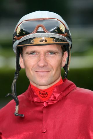 Erhielt für ein weiteres halbes Jahr die begehrte Hong Kong-Lizenz: Jockey Andreas Suborics. www.galoppfoto.de - Frank Sorge