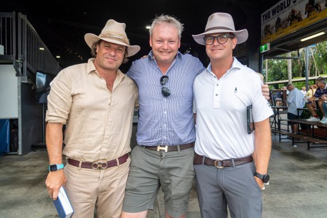 Käufer und Verkäufer: Henry Field (Newgate) in der Mitte, links Tom, rechts MV Magnier (Coolmore). Foto: Magic Millions