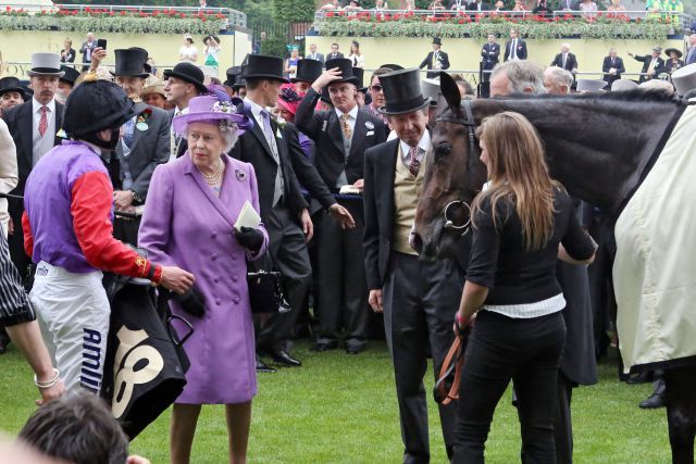 H.M. Queen Elizabeth nimmt ihre Gold Cup-Sieger Estimate in Empfang. www.galoppfoto.de - Frank Sorge