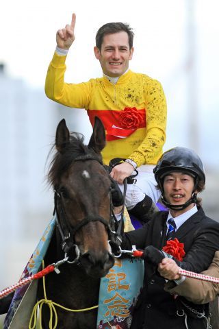 Bald ganzjährig in Japan? Mirco Demuro, hier 2014 mit Copano Richard nach dem Sieg im Takamatsunomiya Kinen. www.galoppfoto.de - Yasuo Ito 