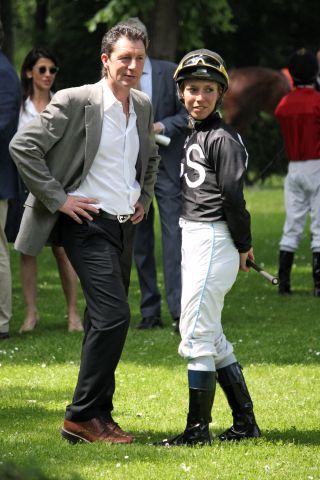 Sechs Jahre ein Team: Rennreiterin Katharina Irmer und Trainer John David Hillis in München. www.galoppfoto.de - WiebkeArt