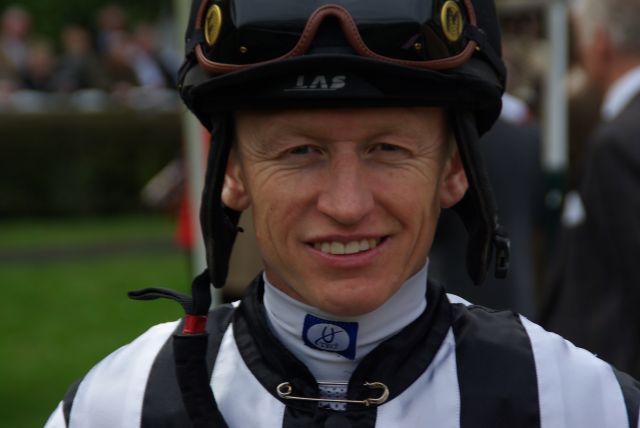 Auch Filip Minarik gehört jetzt zum exklusiven Club der Jockeys mit 1000 und mehr Siegen. Foto: www.dequia.de