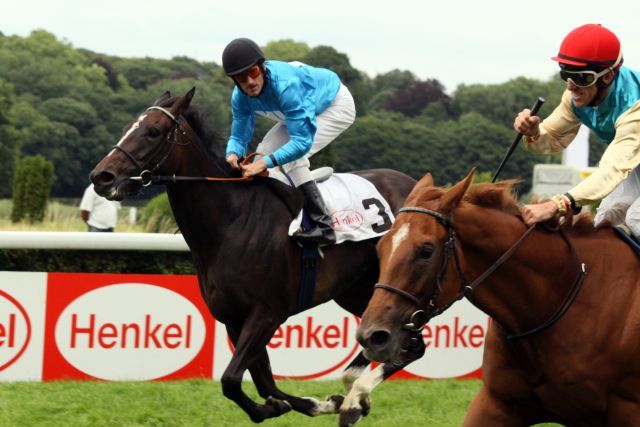 Gestüt Röttgens Enora (rechts mit Terence Hellier) gewinnt den Preis der Diana, Gr. I, Elle Shadow und Andrasch Starke können nur zuschauen. www.galoppfoto.de