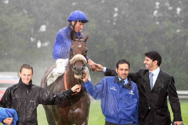 Kistenritt der besonderen Art - Adrie de Vries reitet für den "stauverhinderten" Frankie Dettori und gewinnt mit Campanologist den Rheinland-Pokal, erster Gratulant ist Trainer Saeed bin Suroor. www.galoppfoto.de