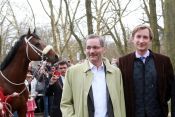Overdose mit Brandenburgs Ministerpräsident Matthias Platzeck und Gerhard Schöningh vom Hoppegartener Rennverein. Foto: offiziell