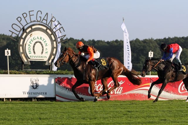 Rennstall Darbovens Russian Tango gewinnt unter Eddie Pedroza im 20. Westminster Preis der Deutschen Einheit. www.hoppegarten.com 