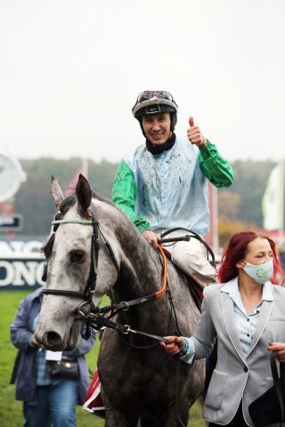 Der Titelverteidiger: Quian mit Bauyrzhan Murzabayev nach dem Sieg im Oleander-Rennen 2020.©galoppfoto/Sabine Brose