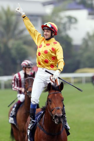 Akeed Mofeed mit Douglas Whyte nach dem Erfolg im Longines Hong Kong Cup. www.galoppfoto.de - Frank Sorge