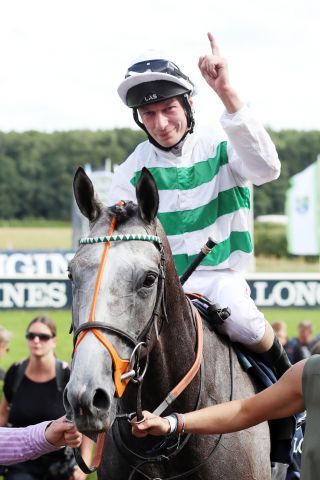 Gelingt diesem Duo der dritte Gr. I-Treffer innerhalb eines Jahres in Deutschland? Alpinista mit Luke Morris nach dem Sieg im Longines 131. Grossen Preis von Berlin. ©galoppfoto - Frank Sorge