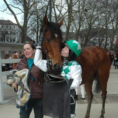 Glückliche Siegerin der Perlenkette im letzten Jahr: Andrea Glomba mit Pagan Warrior in Neuss. Foto: Gabriele Suhr