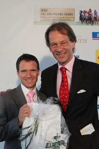 Andreas Suborics wird als Gewinner für seinen Ritt des Monats Mai mit Tres Rock Danon von Daniel Delius geehrt. www.klatuso.com
