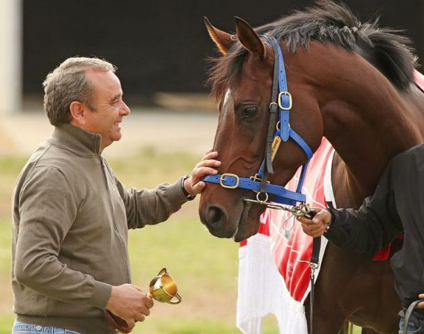 Protectionist und sein ehemaliger Trainer Andreas Wöhler mit dem Melbourne Cup, jetzt soll es beim 3. Versuch auch mit dem neuen Trainer Kris Lees klappen. www.rennstall-woehler.de