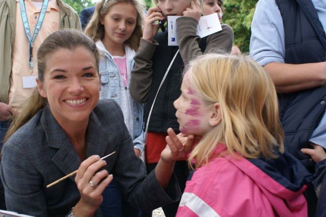 TV-Moderatorin Anke Engelke ist wieder aktiv beim Kölner Benefiz-Renntag dabei. www.koeln-galopp.de